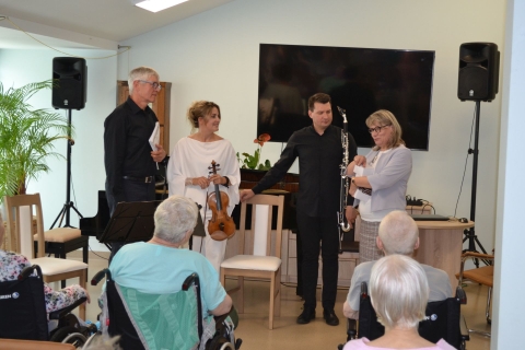 Koncert z biciem zegara