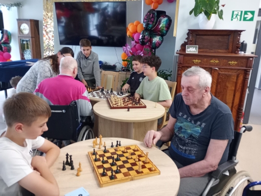 Wspólne rozgrywki gier planszowych dzieci z seniorami